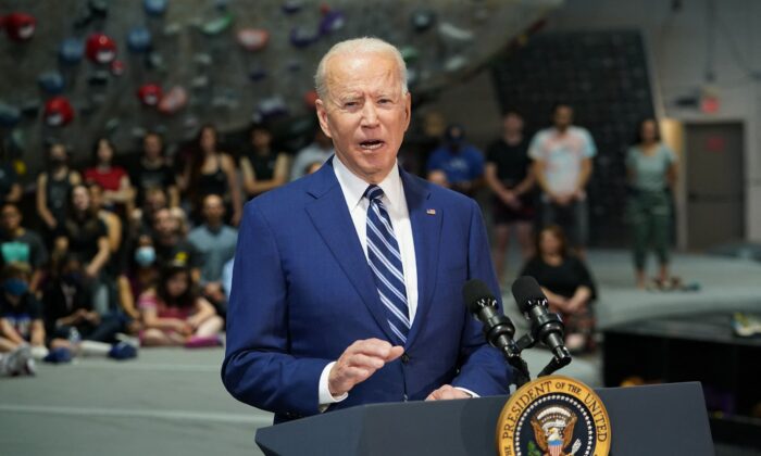 Le président Joe Biden prend la parole au centre d'escalade Sportrock à Alexandria, en Virginie, le 28 mai 2021. (Mandel Ngan/AFP via Getty Images)