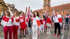 Belarus: les parents du journaliste dissident à une manifestation à Varsovie