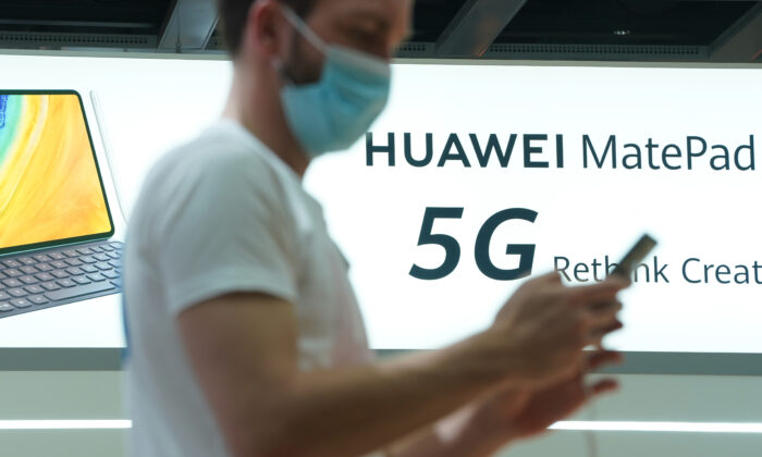 Le stand de Huawei fait la promotion de ses équipements 5G au salon mondial de l'électronique grand public et de l'électroménager IFA 2020 Special Edition tenu à Berlin, en Allemagne, le 3 septembre 2020. (Sean Gallup/Getty Images)