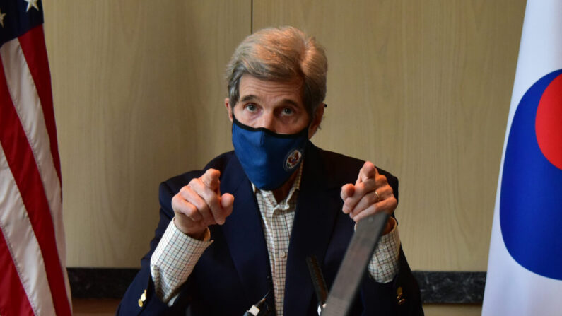 L'envoyé spécial du président des États-Unis pour le climat, John Kerry, s'exprime lors d'une conférence de presse à Séoul, en Corée du Sud, le 18 avril 2021. (Ambassade des États-Unis à Séoul via Getty Images)