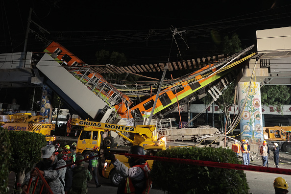 Une section surélevée de la voie du métro à Mexico, transportant des wagons avec des passagers s'est effondrée sur une route très fréquentée le 3 mai 2021 à Mexico. (Photo par Hector Vivas / Getty Images)