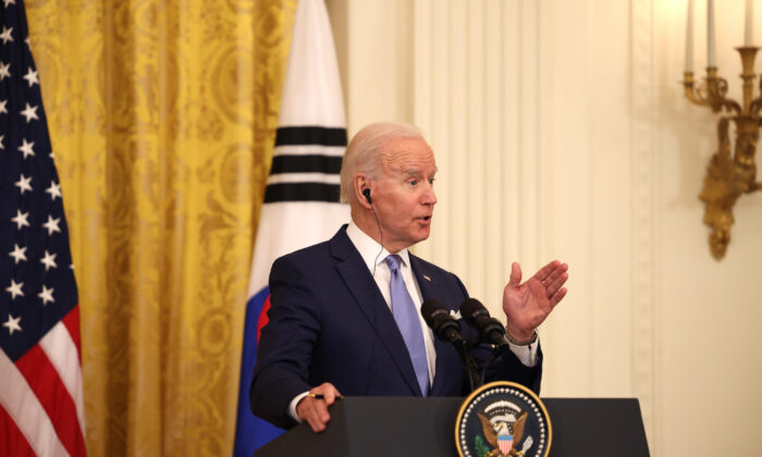 Le président américain Joe Biden s'exprime lors d'une conférence de presse conjointe avec le président sud-coréen Moon Jae-in dans la salle Est de la Maison-Blanche à Washington, DC, le 21 mai 2021. (Anna Moneymaker/Getty Images)