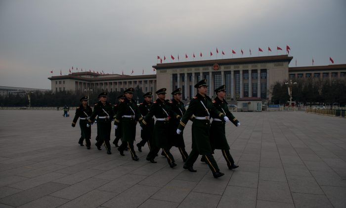 Des gardes paramilitaires marchent sur la place Tiananmen, devant le Grand Hall du Peuple, pendant une conférence de presse de la Conférence consultative politique du peuple chinois (CCPPC), le 2 mars 2013. (Ed Jones/AFP/Getty Images)
