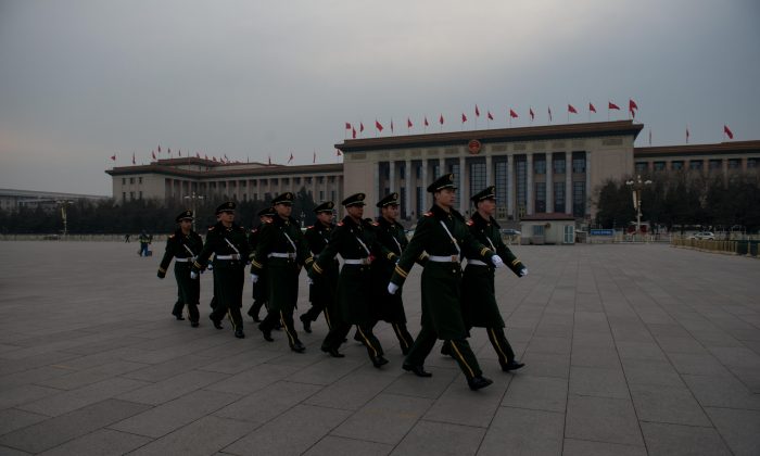 Des gardes paramilitaires marchent sur la place Tiananmen, devant le Grand Hall du Peuple, pendant une conférence de presse de la Conférence consultative politique du peuple chinois (CCPPC), le 2 mars 2013. (Ed Jones/AFP/Getty Images)