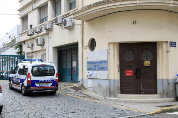 Une voiture de police arrive dans les locaux de la police judiciaire à Perpignan, dans le sud-ouest de la France.(RAYMOND ROIG/AFP via Getty Images)