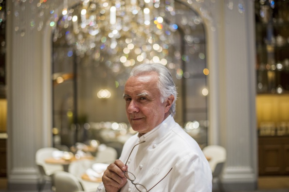 -Alain Ducasse, le parrain de la gastronomie française, dans le restaurant à l'hôtel Plaza Athénée à Paris le 2 septembre 2014 à Paris. Photo Fred DUFOUR /AFP via Getty Images.