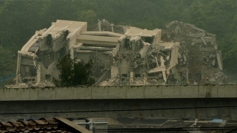 Les autorités chinoises poursuivent la démolition, commencée quelques jours plus tôt, d'une église chrétienne dans la ville d'Oubei, à l'extérieur de la ville de Wenzhou, en Chine, le 30 avril 2014. (Mark Ralston/AFP via Getty Images)
