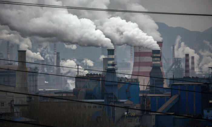 De la fumée s'échappe des cheminées et d'un générateur au charbon dans une usine d'acier de la province du Hebei, dans le nord de la Chine, le 19 novembre 2015. (Kevin Frayer/Getty Images)
