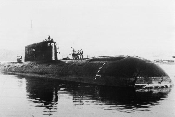-Photo non datée prise à Saint-Pétersbourg montrant le sous-marin nucléaire "Komsomolets" qui a coulé dans la mer de Norvège le 07 avril 1989. Photo STF/AFP via Getty Images.