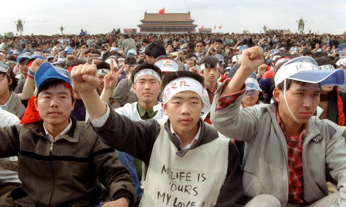 Des étudiants de l'université de Pékin se rassemblent avec des milliers d'autres personnes lors d'une énorme manifestation sur la place Tiananmen, alors qu'ils entament une grève de la faim dans le cadre d'une protestation massive contre le régime chinois, le 18 mai 1989. (CATHERINE HENRIETTE/AFP/Getty Images)
