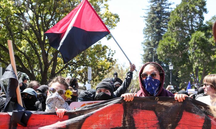 Des membres d'Antifa et des contre-manifestants se rassemblent lors d'un rassemblement No-to-Marxism au parc Martin Luther King Jr à Berkeley, en Californie, le 27 août 2017. (Amy Osborne/AFP/Getty Images)
