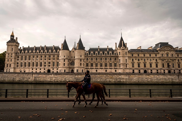 -Le célèbre artiste ghanéen El Anatsui, présente une exposition à la Conciergerie de Paris. Photo Christophe SIMON/AFP via Getty Image.