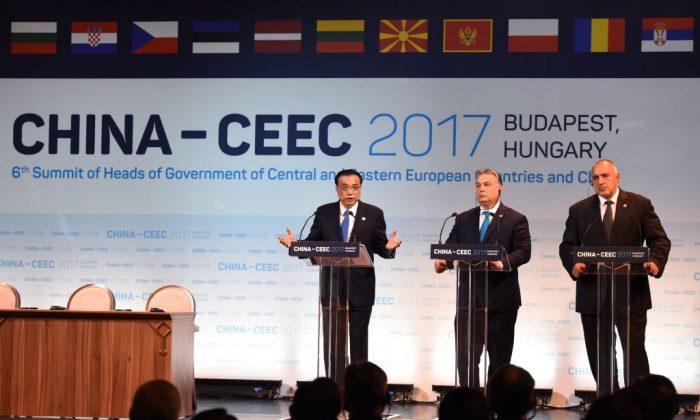 (De gauche à droite) Le Premier ministre chinois Li Keqiang, le Premier ministre hongrois Viktor Orban et le Premier ministre bulgare Boyko Borisov s'expriment lors d'un forum économique à Budapest auquel participent 16 dirigeants d'Europe centrale et orientale, le 27 novembre 2017. (Attila Kisbenedek/AFP/Getty