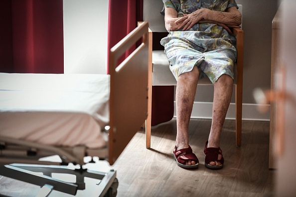 Depuis le début de la crise sanitaire, les personnes âgées ont parfois été confinées seules dans leur chambre pour de longues périodes. STEPHANE DE SAKUTIN/AFP via Getty Images)