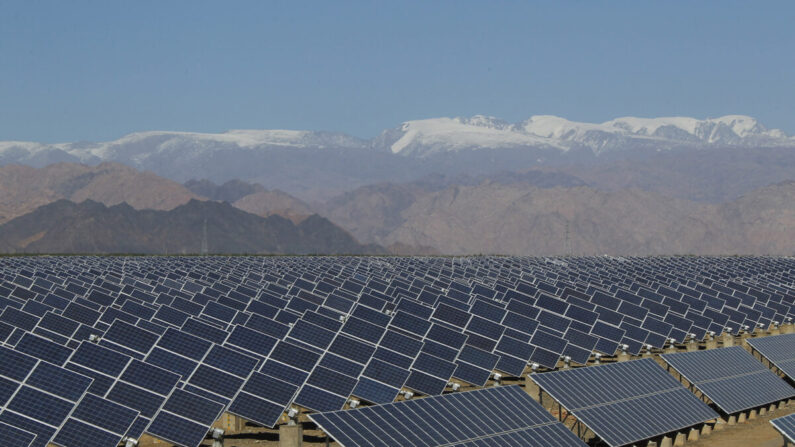 De grands panneaux solaires sont vus dans une centrale solaire à Hami, dans la région autonome ouïgoure du Xinjiang, dans le nord-ouest de la Chine, le 8 mai 2013. (STR/AFP via Getty Images)