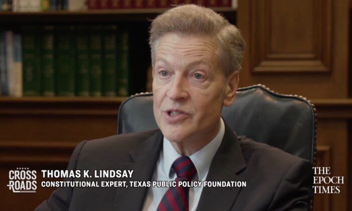 Thomas Lindsay, chercheur principal distingué en matière d'enseignement supérieur et d'études constitutionnelles à la Texas Public Policy Foundation, lors d'une entrevue le 27 mai 2021. (Crossroads/Screenshot via The Epoch Times)