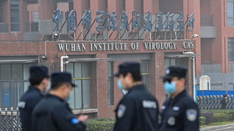 Des agents de sécurité montent la garde à l'extérieur de l'Institut de virologie de Wuhan alors que des membres d'une équipe de l'Organisation mondiale de la santé (OMS) enquêtant sur les origines du Covid-19 visitent l'établissement à Wuhan, en Chine, le 3 février 2021. (Hector Retamal /AFP via Getty Images)