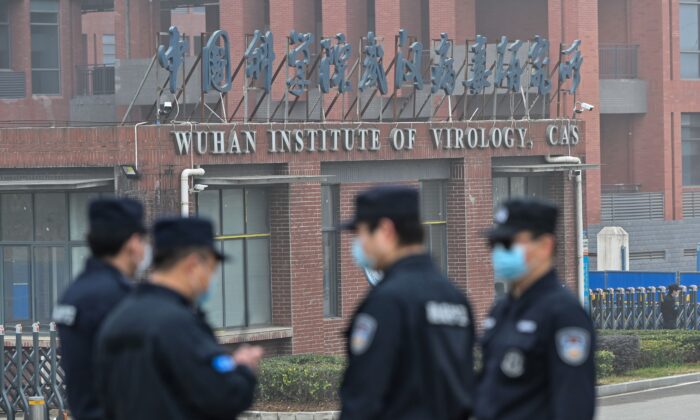 Des agents de sécurité montent la garde devant l'Institut de virologie de Wuhan alors que des membres de l'équipe de l'Organisation mondiale de la santé (OMS) chargée d'enquêter sur les origines du Covid-19 visitent cet institut, le 3 février 2021. (Hector Retamal /AFP via Getty Images)