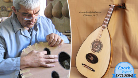 Un professeur à la retraite fabrique de ses mains un instrument de musique arabe pour aider à préserver les traditions anciennes