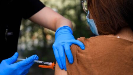 Plus de 10 000 infections au Covid-19 enregistrées chez des Américains ayant reçu un vaccin, selon le CDC