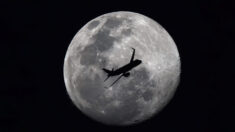 Un photographe qui prend la pleine lune capture accidentellement la photo d’un avion de ligne traversant la sphère lunaire argentée
