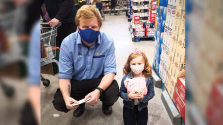 Une fillette de 7 ans a économisé pour acheter un jouet en peluche, mais le magasin Aldi en est à court, alors le directeur du magasin sauve la mise
