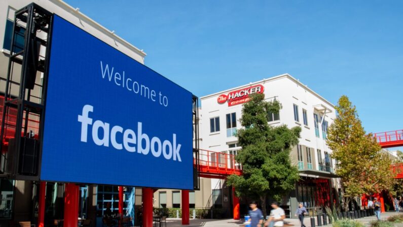 Un panneau numérique géant est vu sur le campus du siège social de Facebook à Menlo Park, en Californie, le 23 octobre 2019. (Josh Edelson/AFP via Getty Images)
