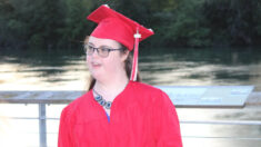 Une jeune femme atteinte de trisomie 21, d’autisme et de paralysie cérébrale obtient son diplôme universitaire et remporte un prix