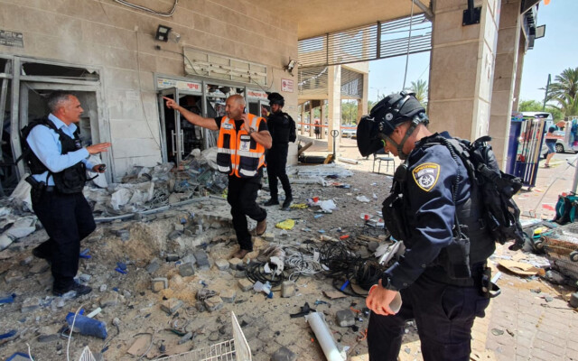Une scène après qu'une roquette a frappé Ashkelon, le 11 mai 2021 (Police israélienne)