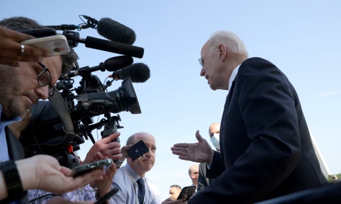 Joe Biden répond aux questions des journalistes avant de quitter la Maison-Blanche à Washington, le 25 mai 2021. (Win McNamee/Getty Images)