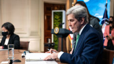 L’ancien conseiller à la sécurité affirme que John Kerry a fait du tort à Donald Trump lors de négociations non approuvées avec l’Iran