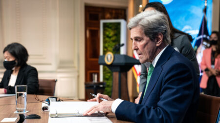 L’ancien conseiller à la sécurité affirme que John Kerry a fait du tort à Donald Trump lors de négociations non approuvées avec l’Iran