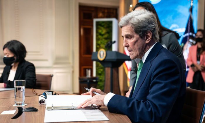 John Kerry, l'envoyé spécial du président pour le climat, consulte ses notes avant le début du sommet virtuel des dirigeants sur le climat dans la salle Est de la Maison-Blanche, le 23 avril 2021. (Anna Moneymaker-Pool/Getty Images)