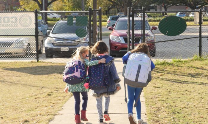Des écoliers marchent devant l'école primaire Condit à Bellaire, dans la banlieue de Houston, au Texas, le 16 décembre 2020. (François Picard/AFP via Getty Images)