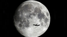 Un homme prend des photos étonnantes d’avions volant devant la Lune depuis son jardin