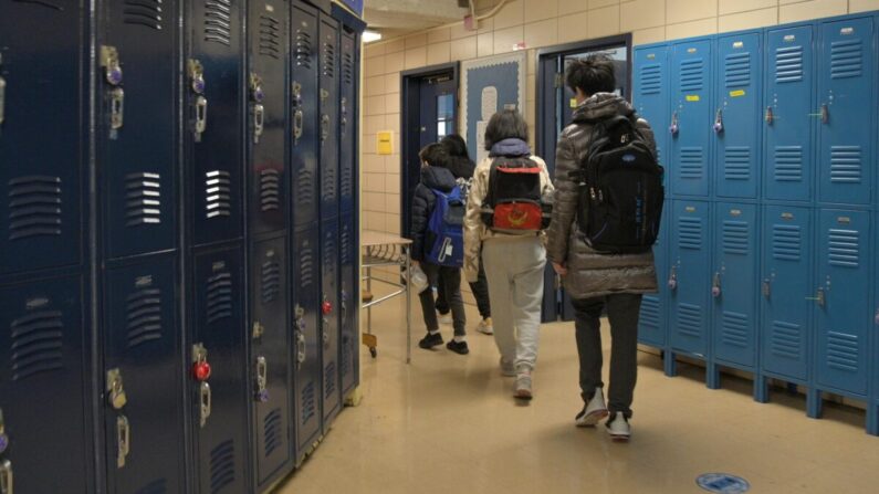 Des élèves entrent dans leur classe sur une photo d'archive. (Michael Loccisano/Getty Images)