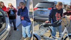 Un homme atteint d’une maladie génétique rare se fait voler son vélo à trois roues, mais un gentille étrangère lui vient en aide