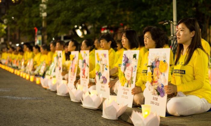 Des pratiquants de Falun Gong organisent une veillée à la bougie devant le consulat de Chine à Toronto, le 13 juillet 2019, en tenant des photos de leurs camarades pratiquants morts à la suite de la persécution en Chine. (Document fourni à Epoch Times)
