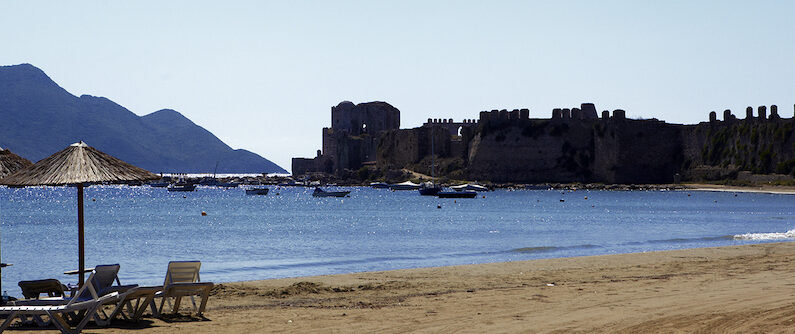 Quand le farniente sur la plage se vit au pied des ruines séculaires du château de Méthoni. (Christiane Goor et Charles Mahaux)