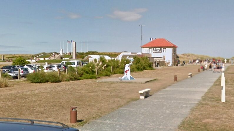 Borne emblématique du Débarquement, située devant le musée d’Utah Beach et le Café Roosevelt à Sainte-Marie-du-Mont (Manche) Google Maps