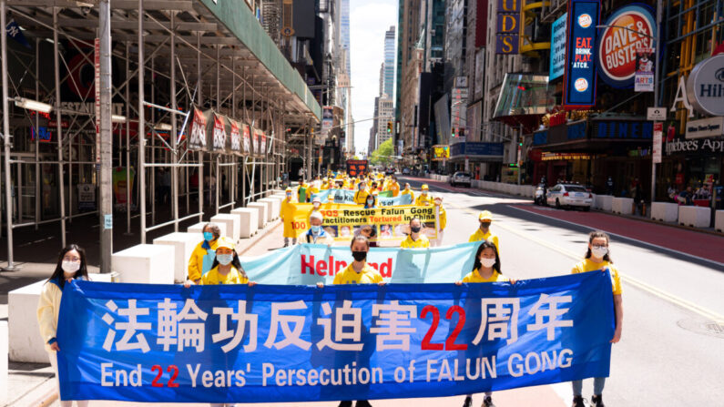 Des pratiquants de la discipline spirituelle Falun Gong organisent un défilé à New York pour célébrer la Journée mondiale du Falun Dafa et pour protester contre la persécution continue du groupe par le Parti communiste chinois en Chine, le 13 mai 2021. (Larry Dai/The Epoch Times)
