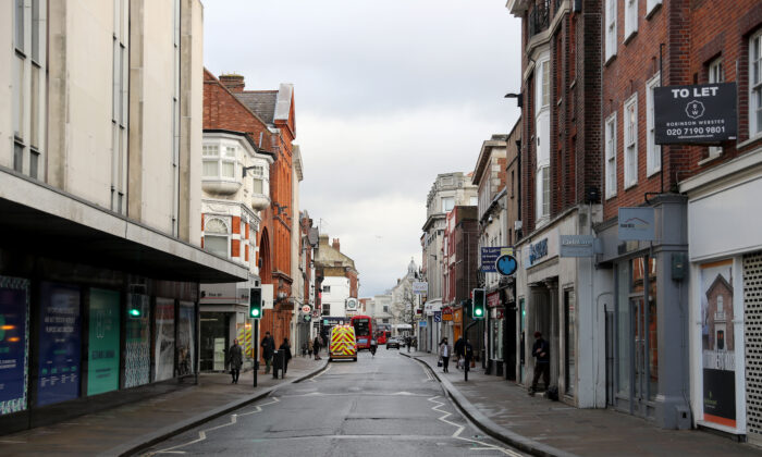 La rue commerçante partiellement déserte de Richmond-Upon-Thames pendant le troisième verrouillage national du virus du PCC en Angleterre à Richmond, Londres, le 19 janvier 2021. (Chris Jackson/Getty Images)
