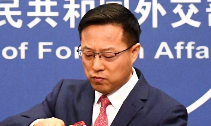 Le porte-parole du ministère chinois des Affaires étrangères, Zhao Lijian, remballe ses notes après s'être exprimé lors du point de presse quotidien à Pékin, le 8 avril 2020. (Greg Baker/AFP via Getty Images)