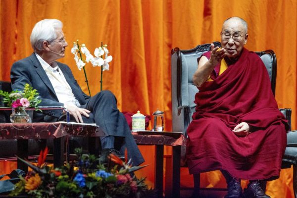 Le guide spirituel tibétain dalaï-lama discute avec l'acteur américain Richard Gere avant la conférence organisée dans le contexte des 30 ans de campagne internationale pour le Tibet à Ahoy à Rotterdam, le 16 septembre 2018. (Robin Utrecht/AFP/Getty Images)