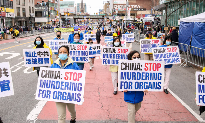 Des pratiquants de Falun Gong participent à un défilé à New York, le 18 avril 2021, pour commémorer le 22e anniversaire de l'appel pacifique du 25 avril de 10 000 pratiquants de Falun Gong à Pékin. (Samira Bouaou/The Epoch Times)
