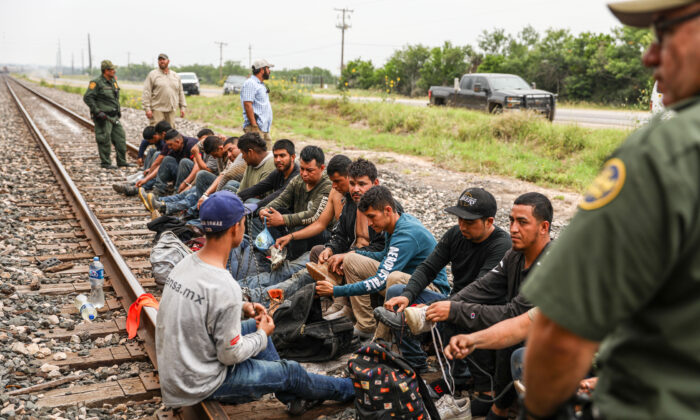 Des agents de la patrouille frontalière appréhendent 21 étrangers en situation irrégulière originaires du Mexique qui s'étaient cachés dans une trémie à grains sur un train de marchandises en direction de San Antonio, près d'Uvalde, au Texas, le 21 juin 2021. (Charlotte Cuthbertson/The Epoch Times)