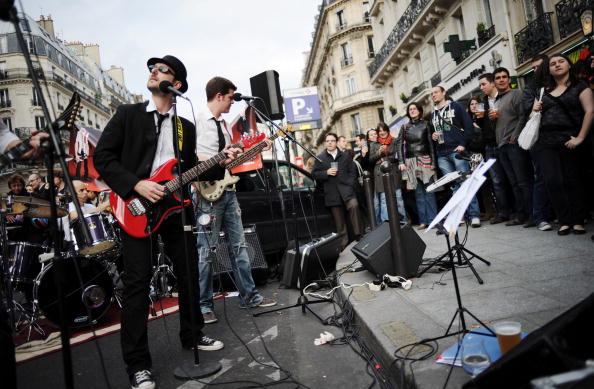 Groupe de musique amateur dans les rues de Paris. (Photo :  FRED DUFOUR/AFP via Getty Images)