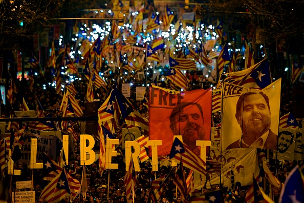 -Des manifestants contre le procès d'anciens dirigeants séparatistes catalans à Barcelone le 16 février 2019. Photo de LLUIS GENE / AFP via Getty Images.