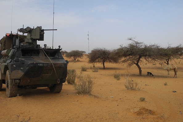 -Un véhicule blindé léger de la force française de la mission antiterroriste Barkhane dans la région africaine du Sahel au centre du Mali, le 25 mars 2019. Photo de Daphné BENOIT / AFP via Getty Images.