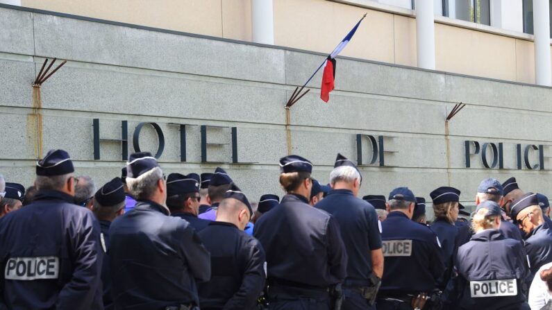 Des policiers réunis lors d'une cérémonie en hommage à leur collègue qui s'est suicidée la veille avec son arme de service, le 19 avril 2019 au commissariat principal de Montpellier. (Crédit photo  SYLVAIN THOMAS/AFP via Getty Images)